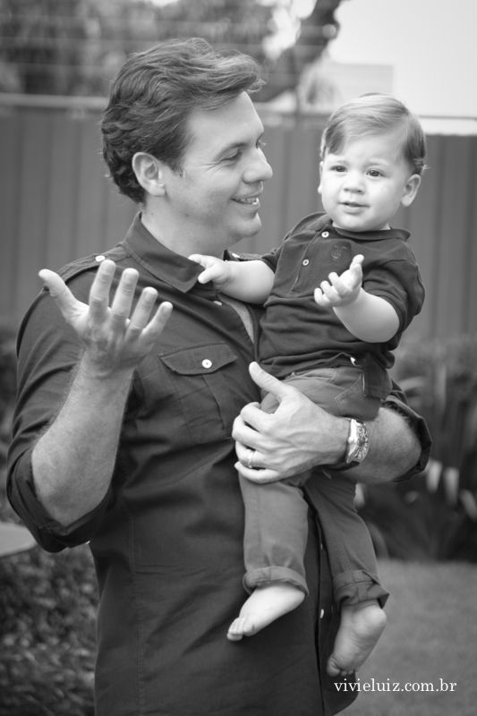 pai e filho no jardim