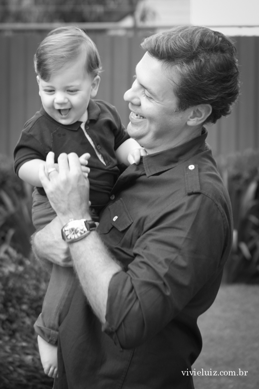 pai e filho rindo no jardim