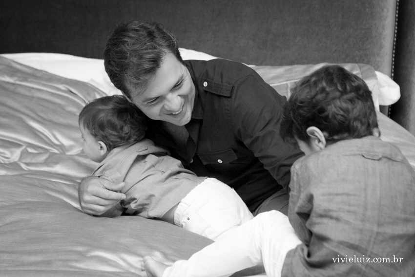 pai brigando na cama com os filhos