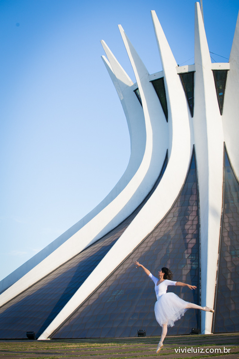 CATEDRAL DE BRASILIA CÃU BAILARINA