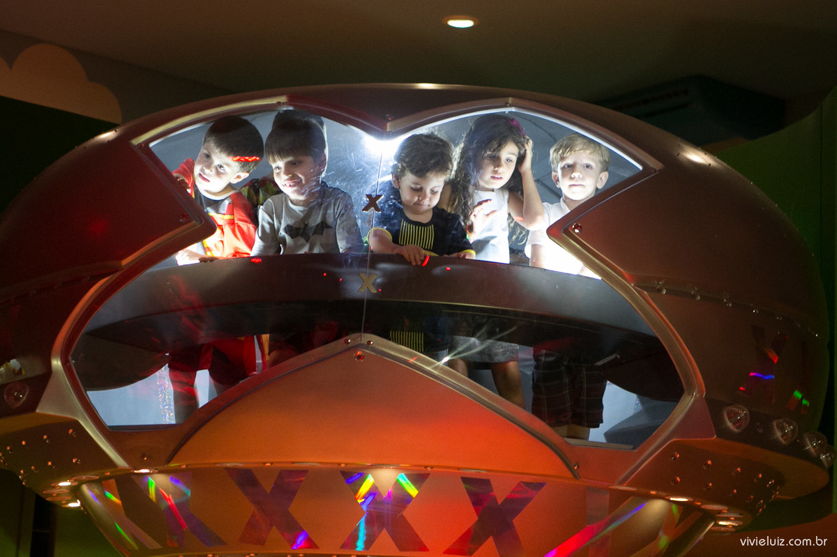 crianças na nave da xuxa em brasilia
