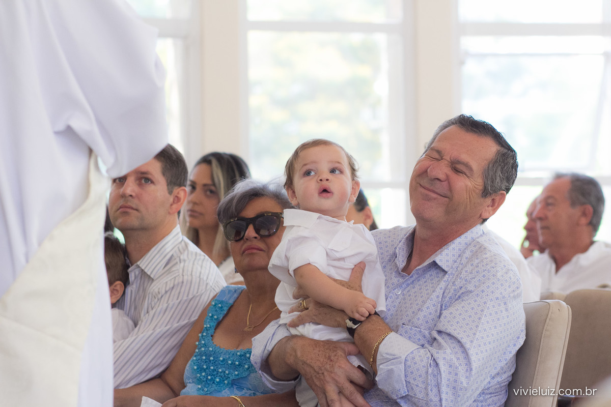 Batizado no colo do avô fotografado por Vivi e Luiz Fotografias