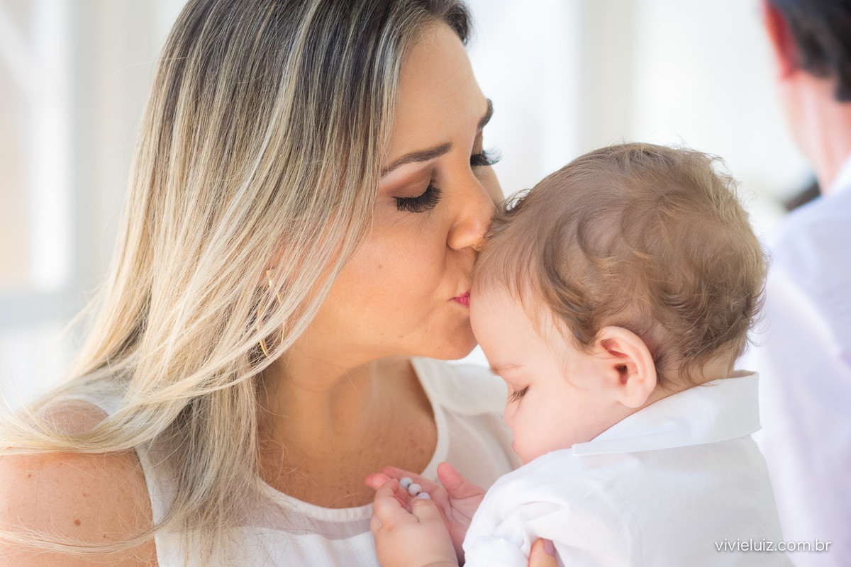 Beijos da mãe no batizado