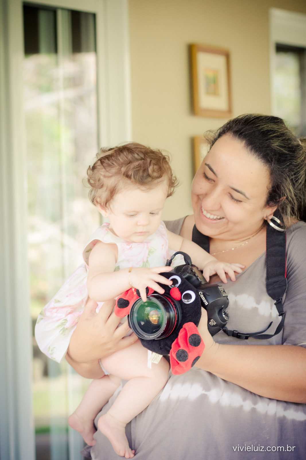 vivi com a bebe no colo segurança a maquina fotografica