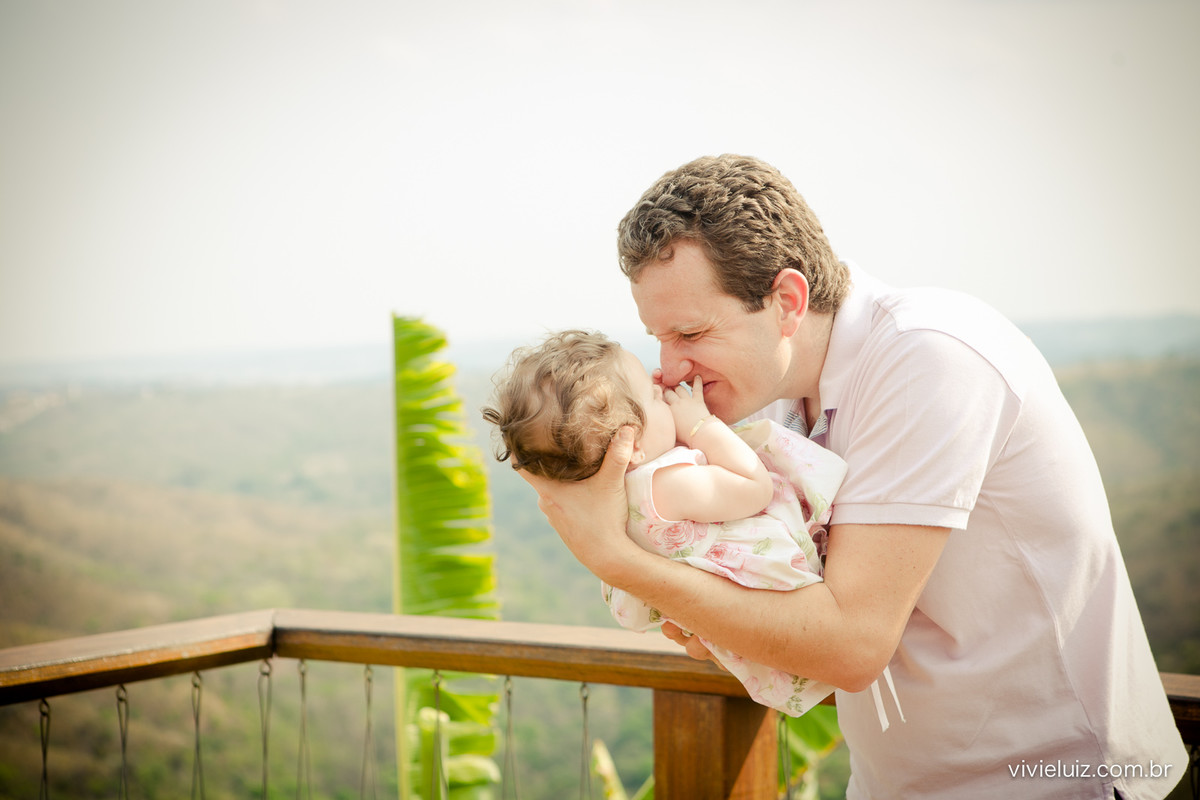 papai e filha na varanda se divertindo