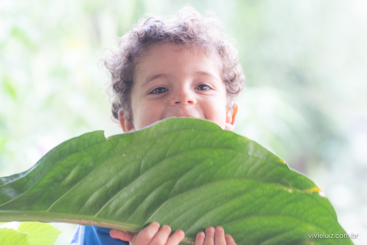 brincando de acho com a criança com uma folha verde