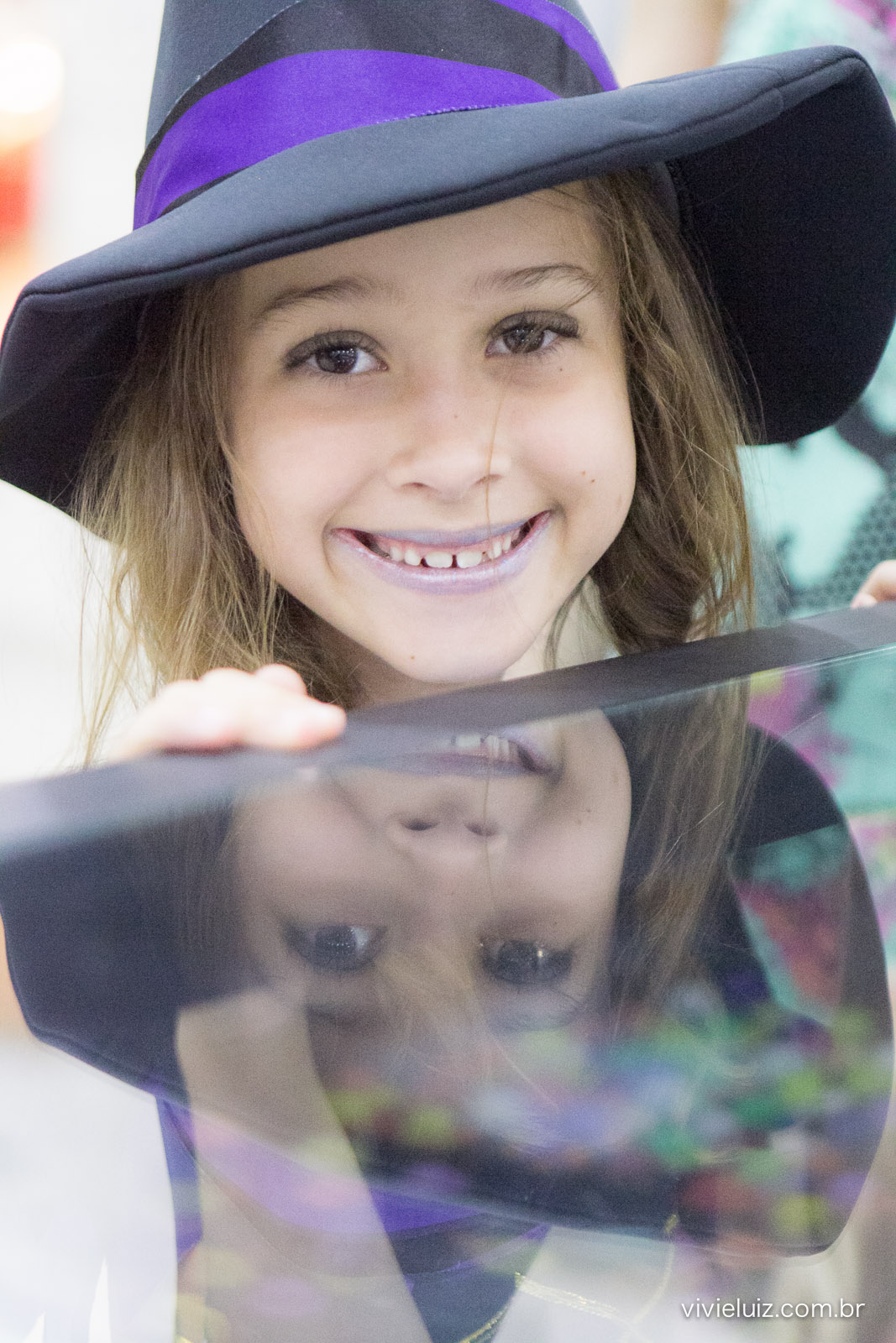 luisa com lindo sorriso e seu reflexo na mesa