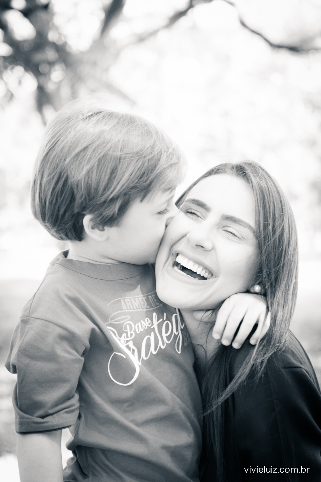 Criança beijando a mãe