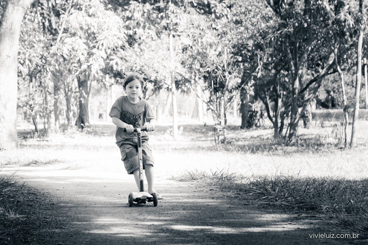 Criança andando de patinete