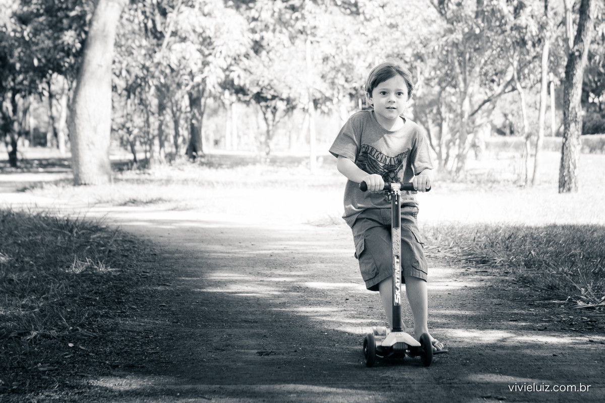 Criança andando de patinete mais perto