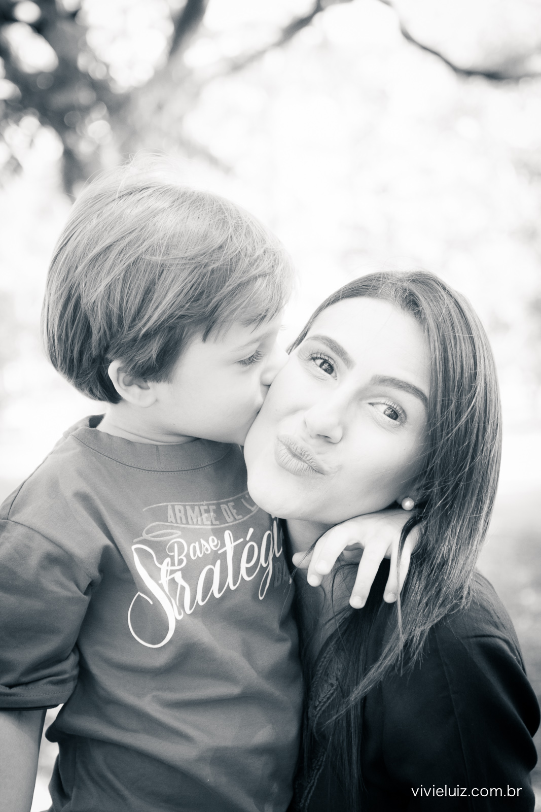 Mãe ganhando beijo