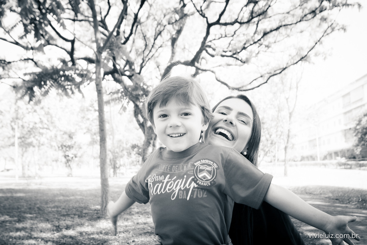 Mãe e filho no jardim