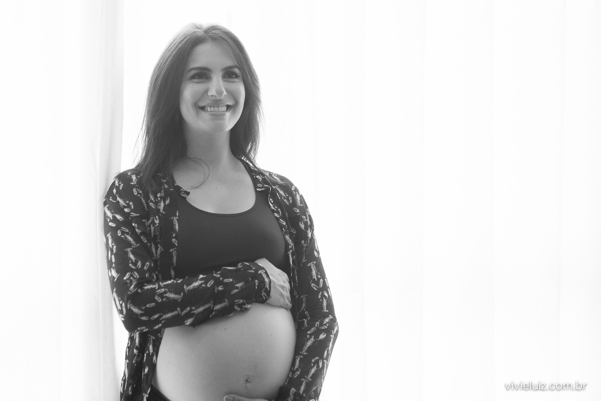 Grávida abraçando barriga