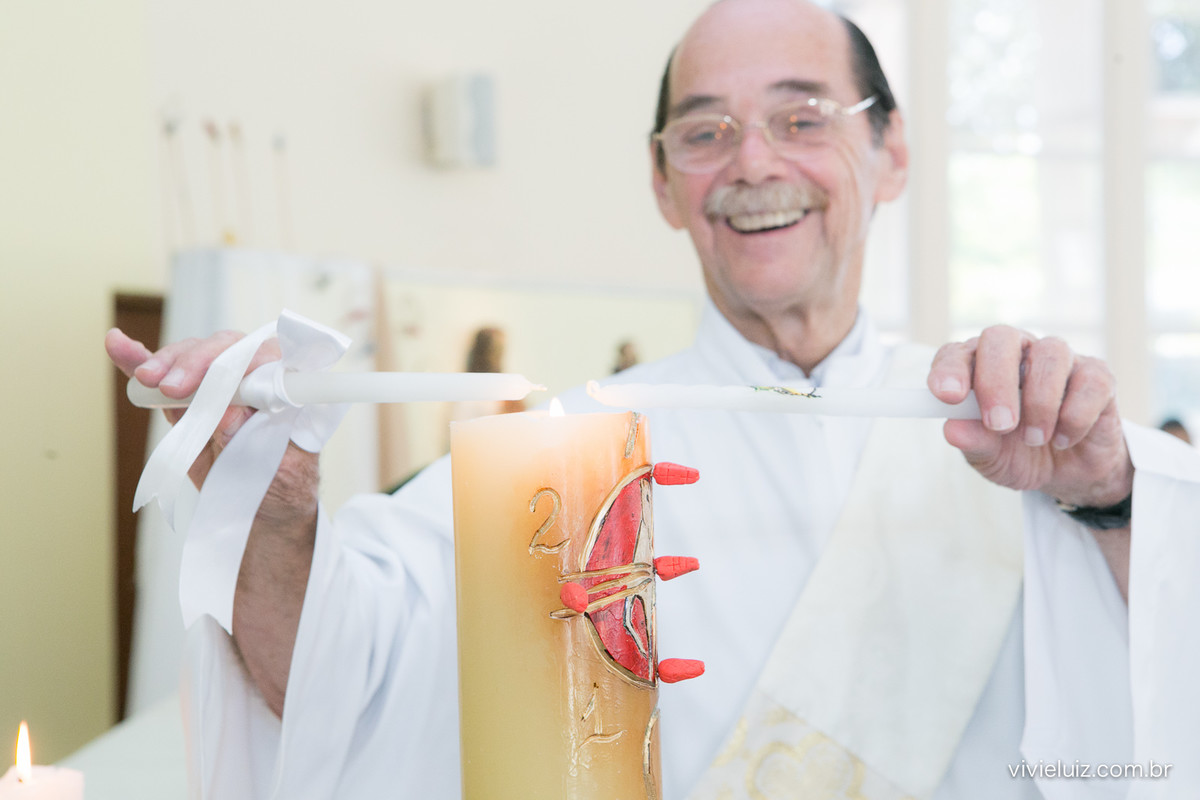 Padre acendendo a vela