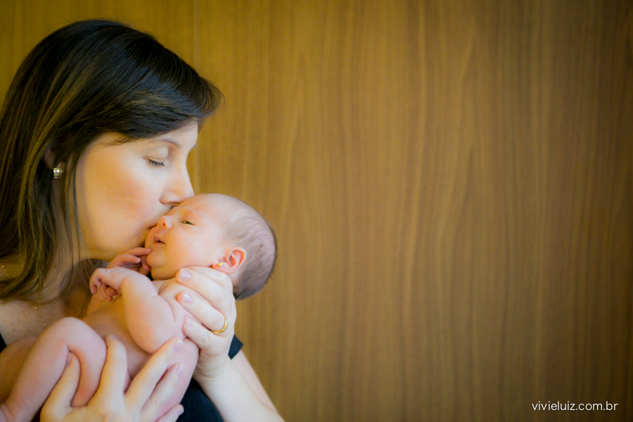 Mamãe cheirando bebe