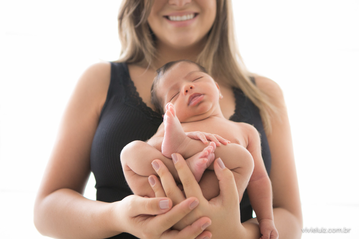 Bebê no colo da mãe