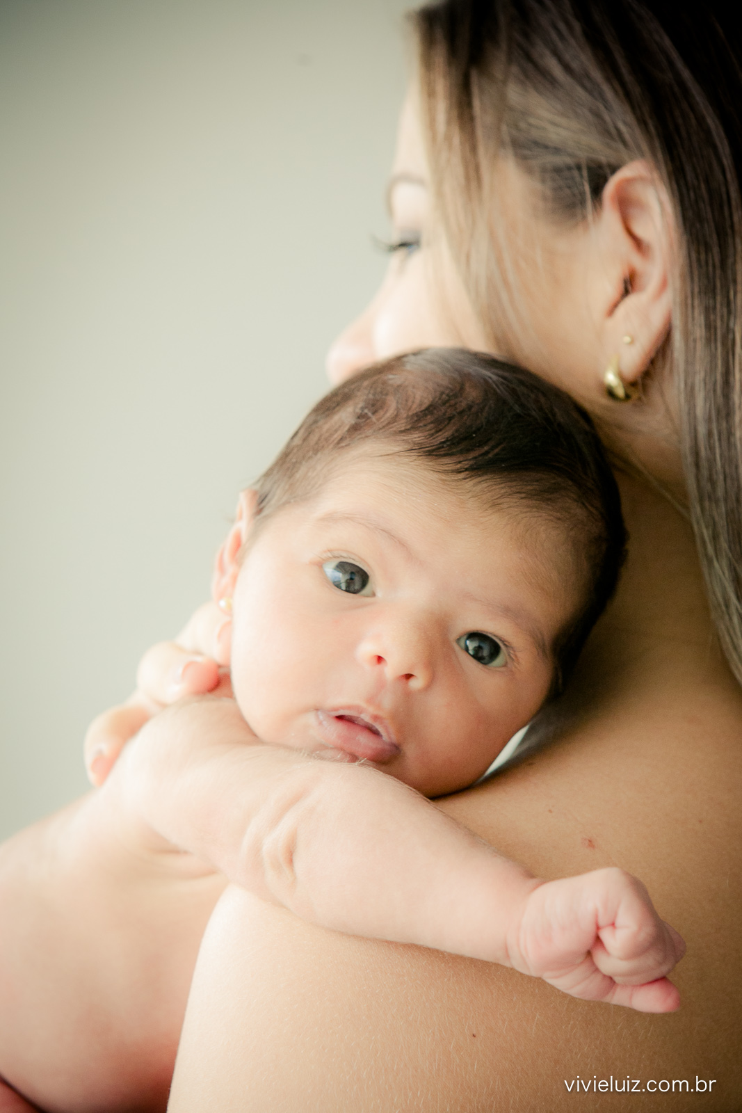 Bebê no colo da mãe