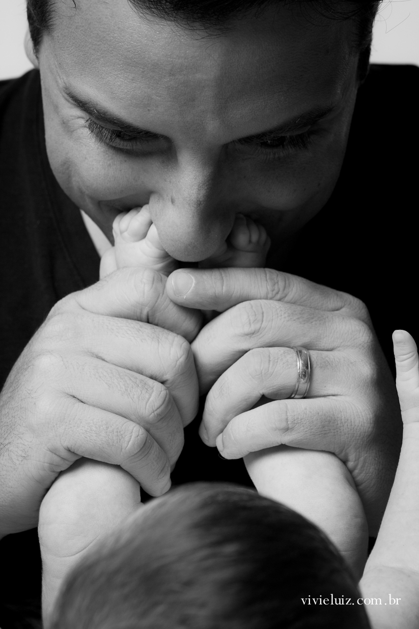 Papai beijando pe do neném