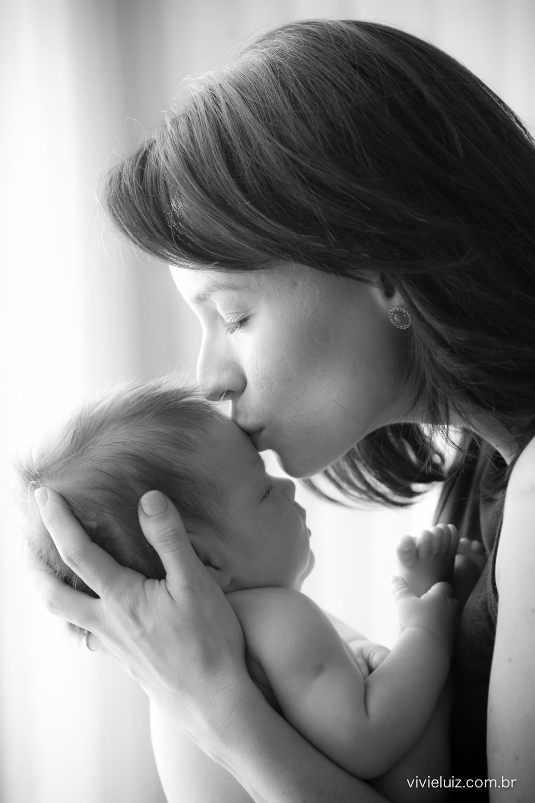 Mãe beijando testa do filho
