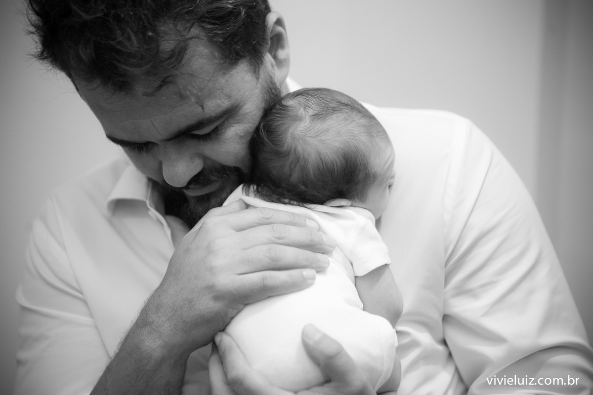 Pai abraçando filho