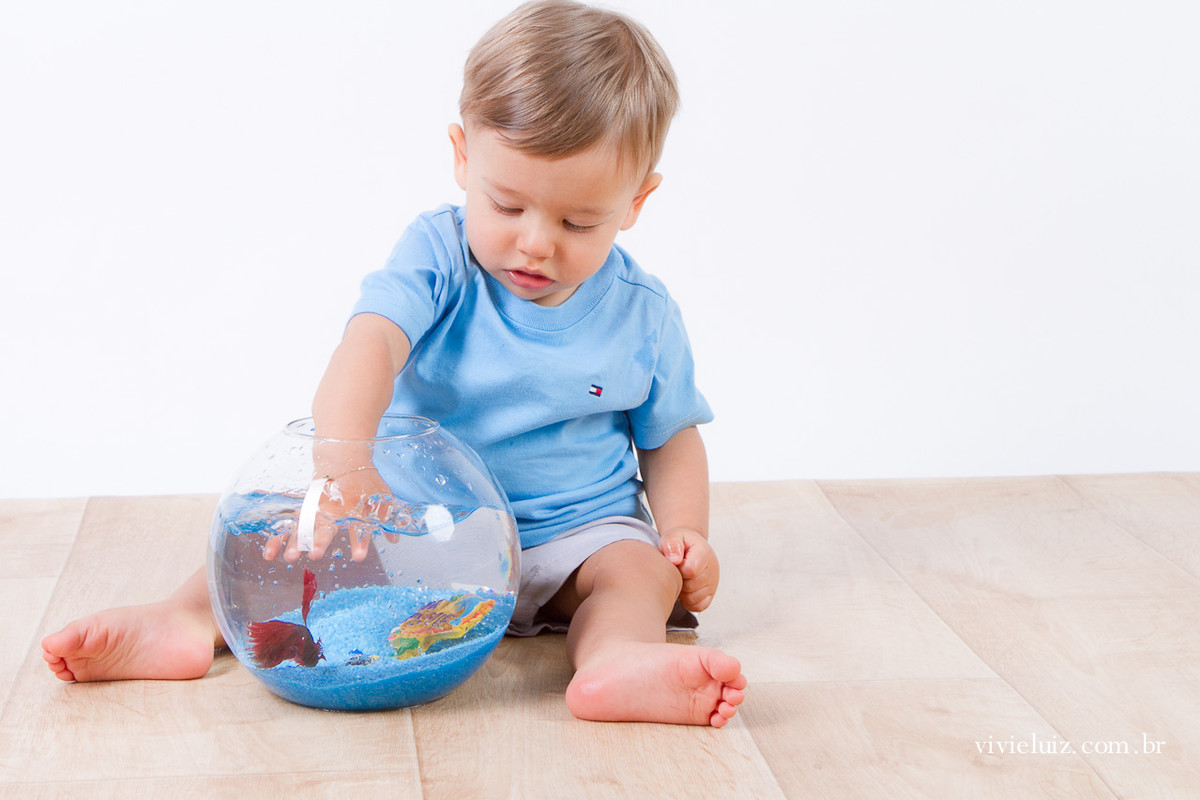 Criança brincando no aquário