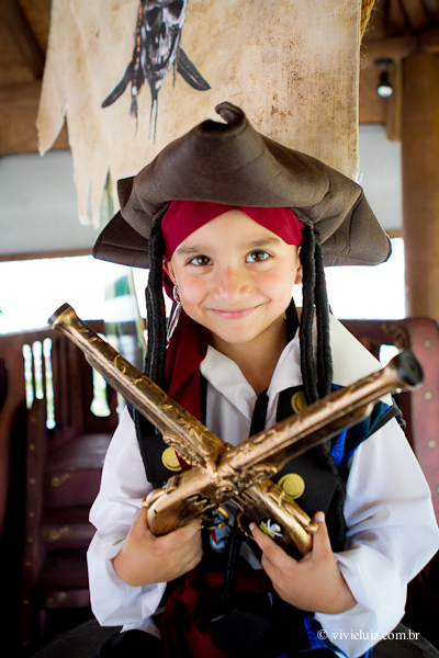Criança fantasiada de pirata