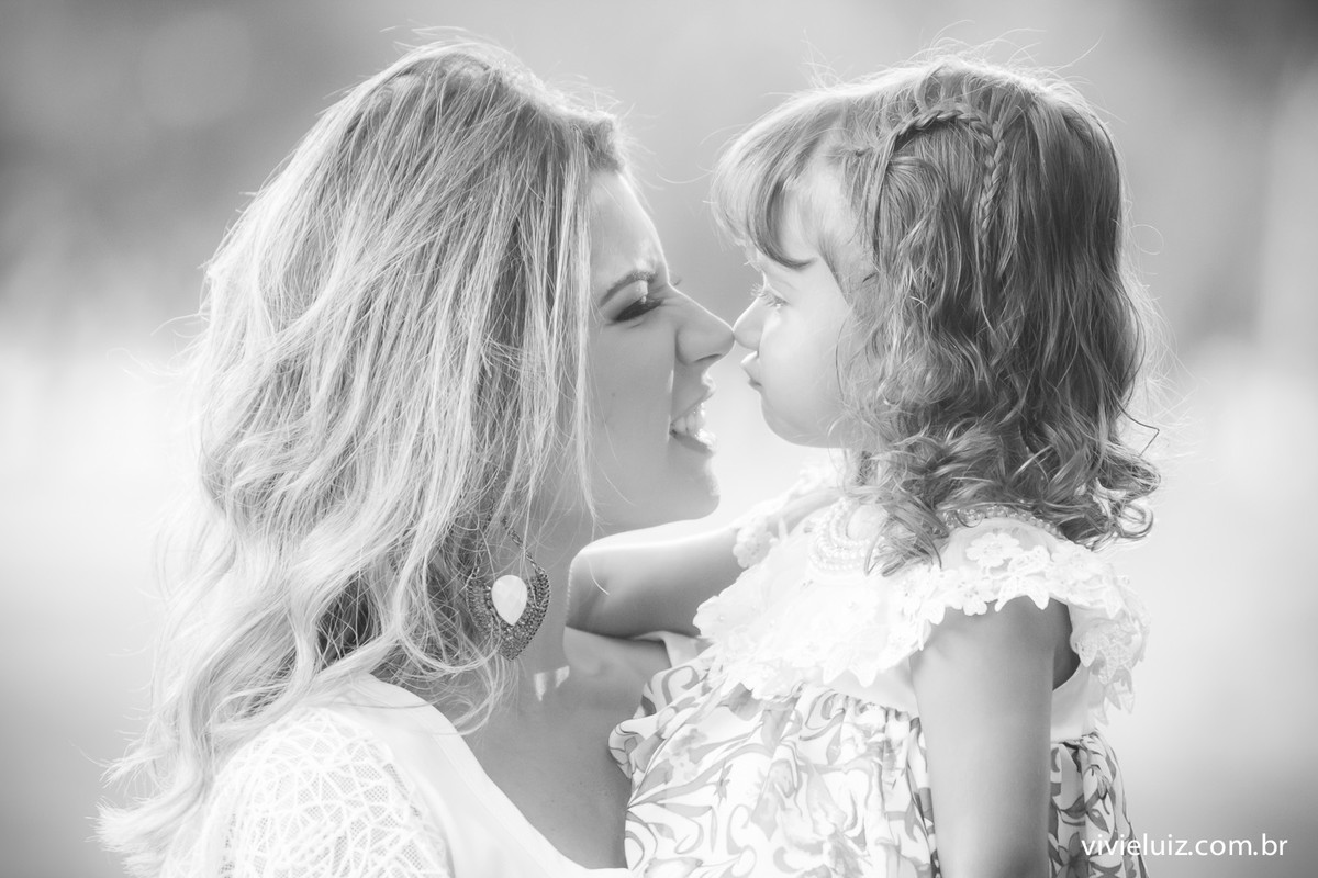 Beijo de esquimó entre mãe e filha