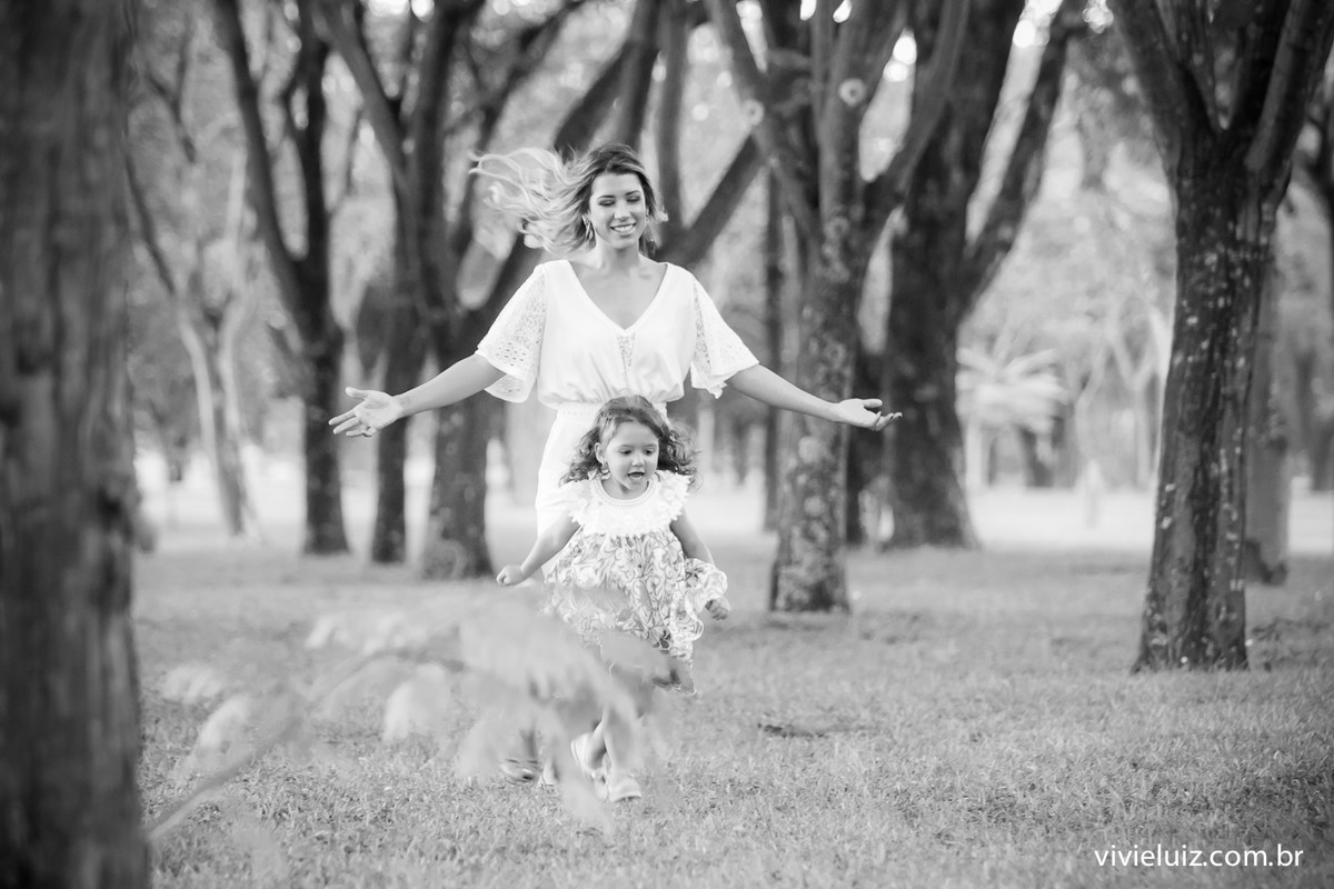 Mãe filha correndo