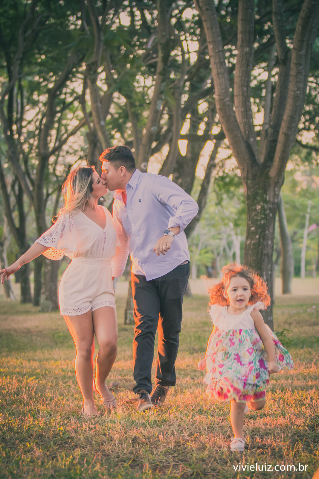 Papai mamãe correndo atrás filha