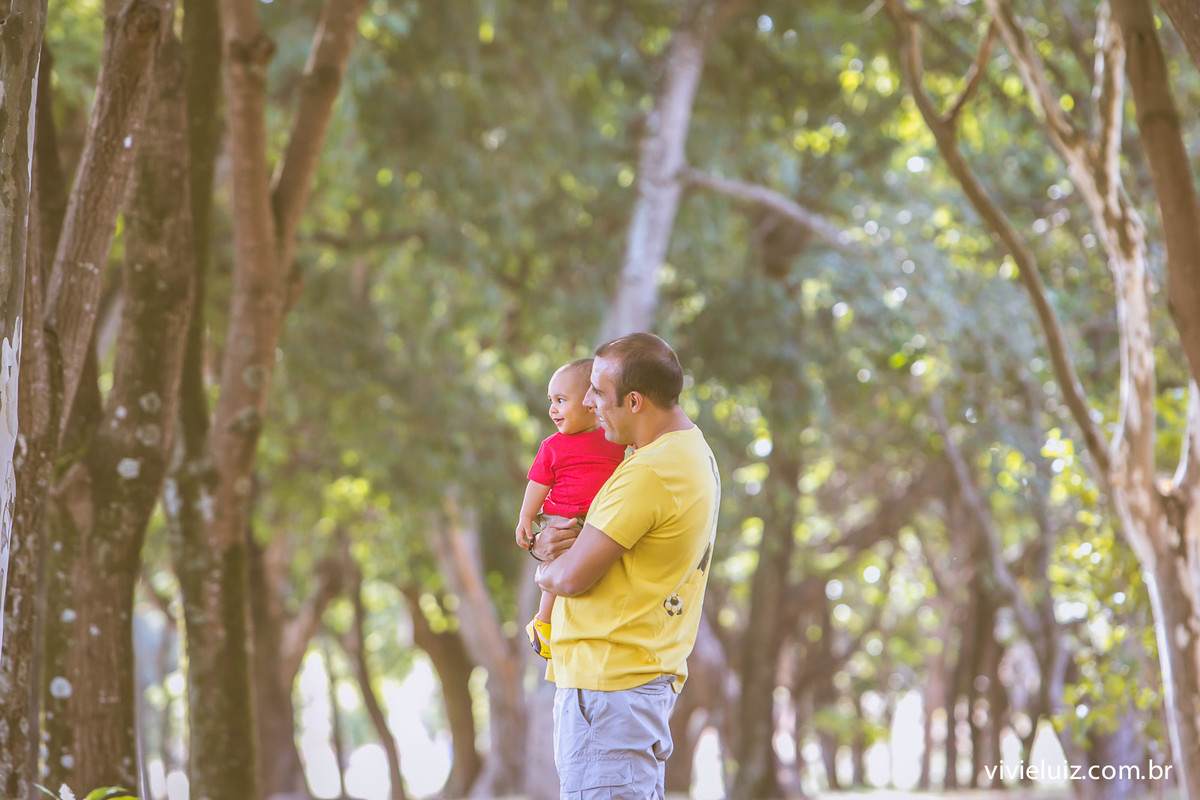 pai e filhos abraçado