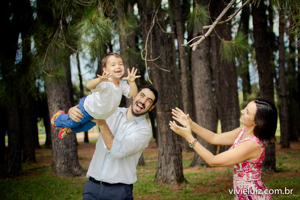 Mamãe papai brincando de avião como filho