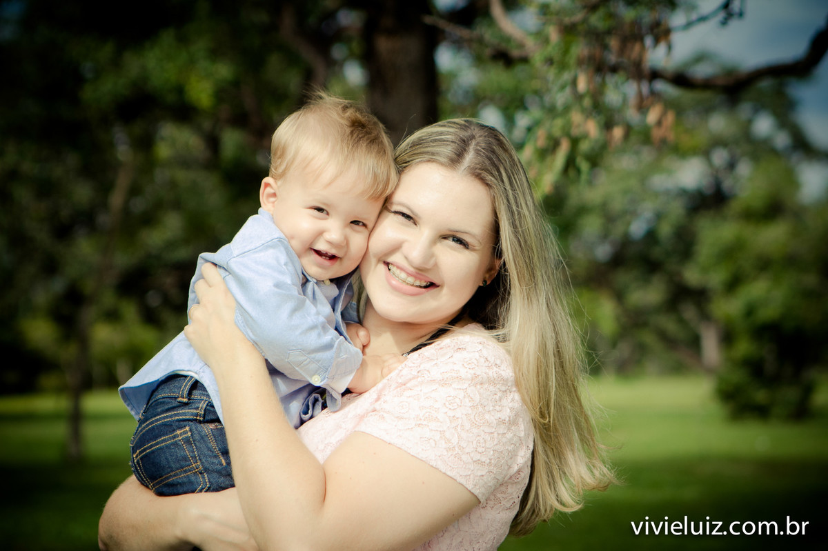 Mãe e filho abraçados