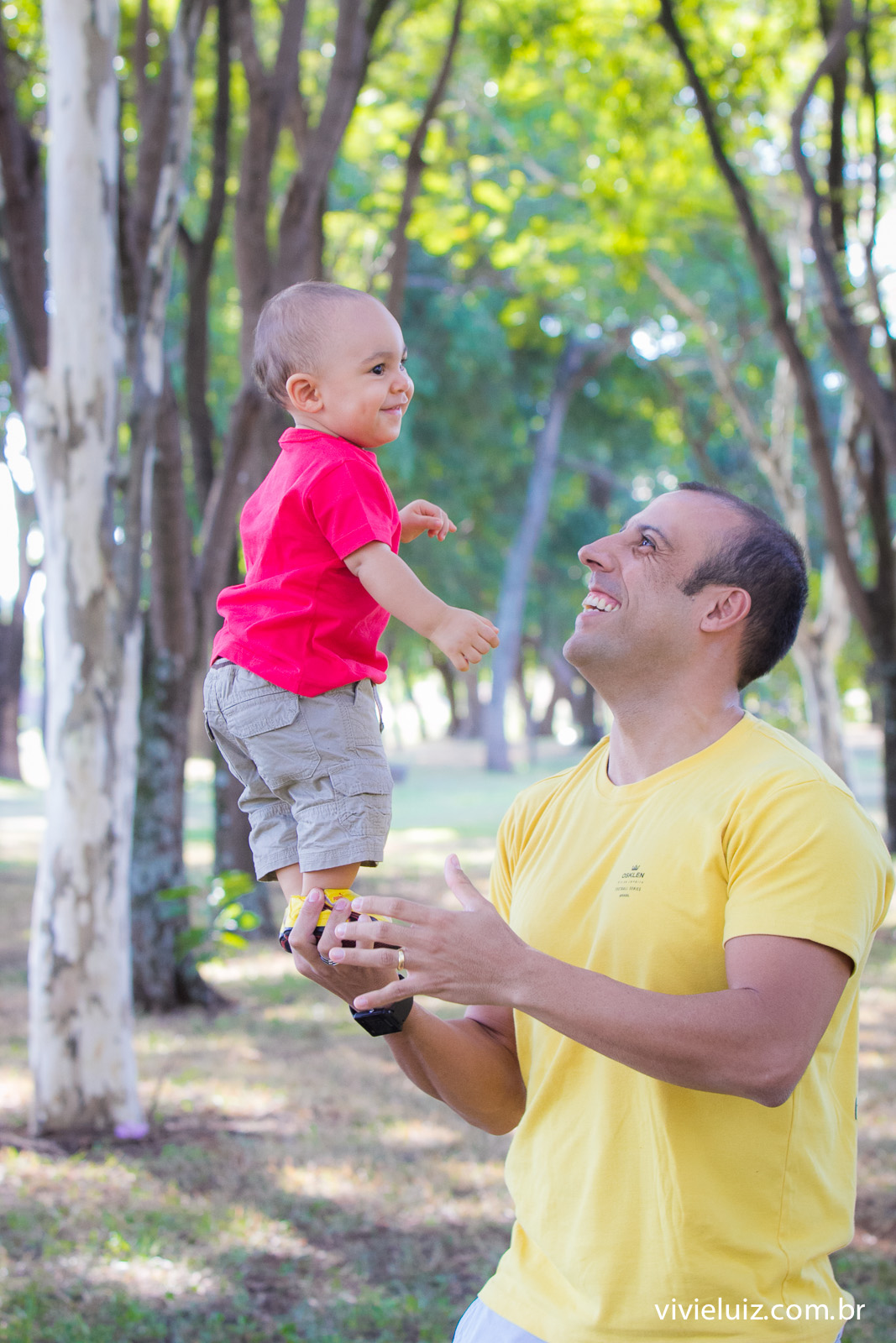 Pai fazendo durinho com o filho