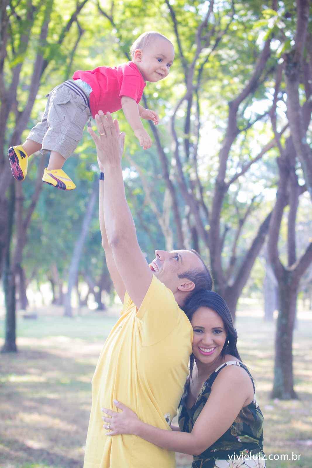 Papai jogando filho para cima