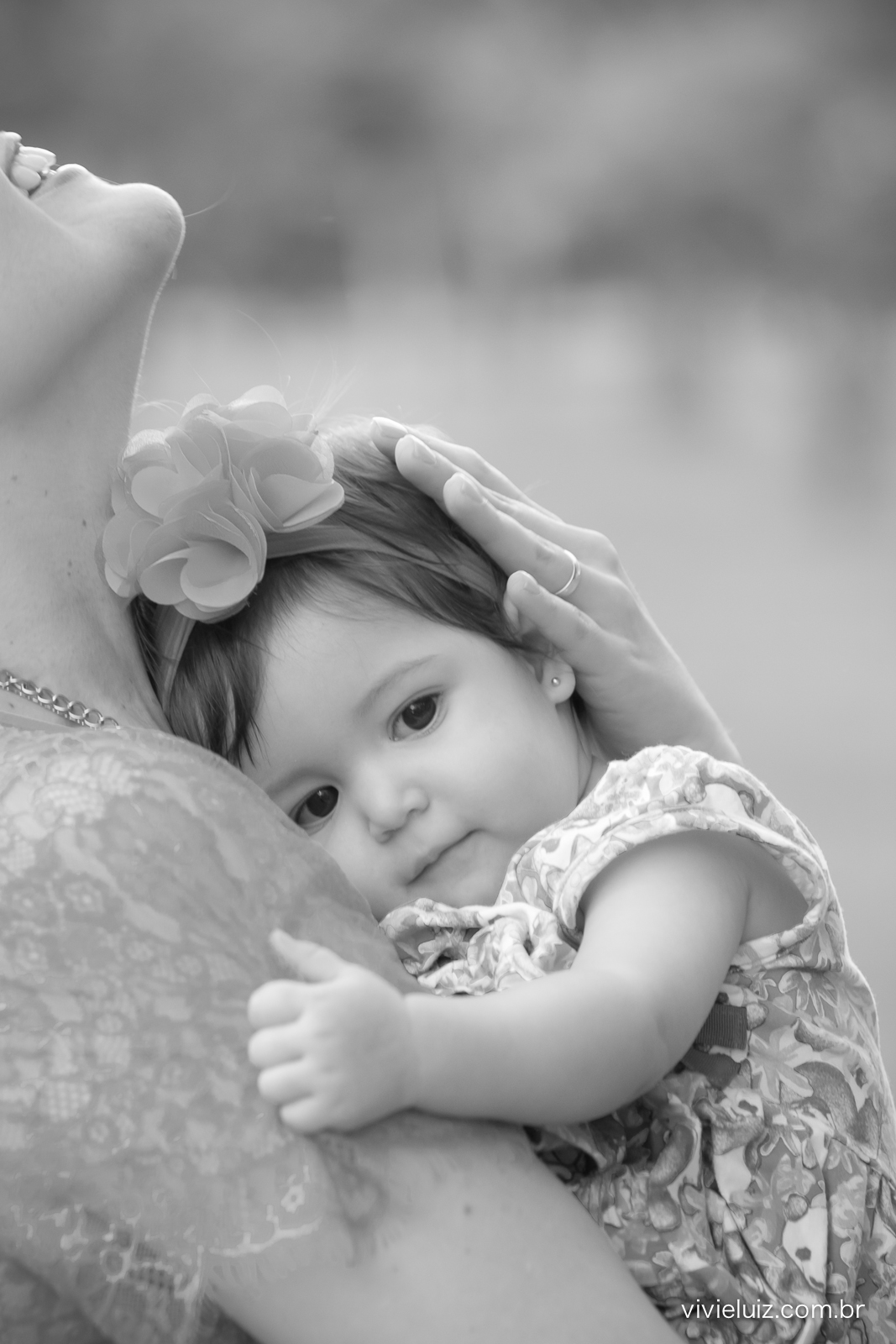 Filha no colinho da mãe