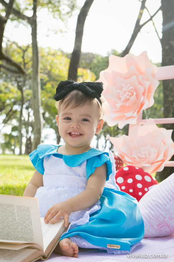 Criança com fantasia da Alice