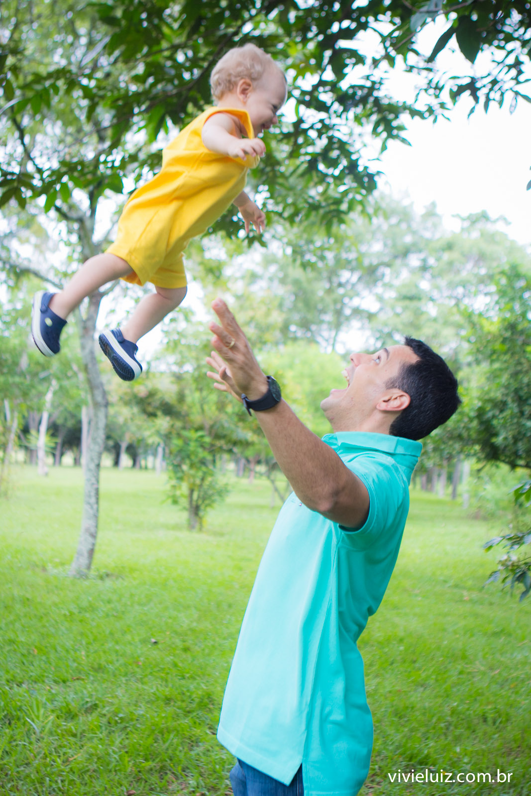 Pai jogando filho para cima