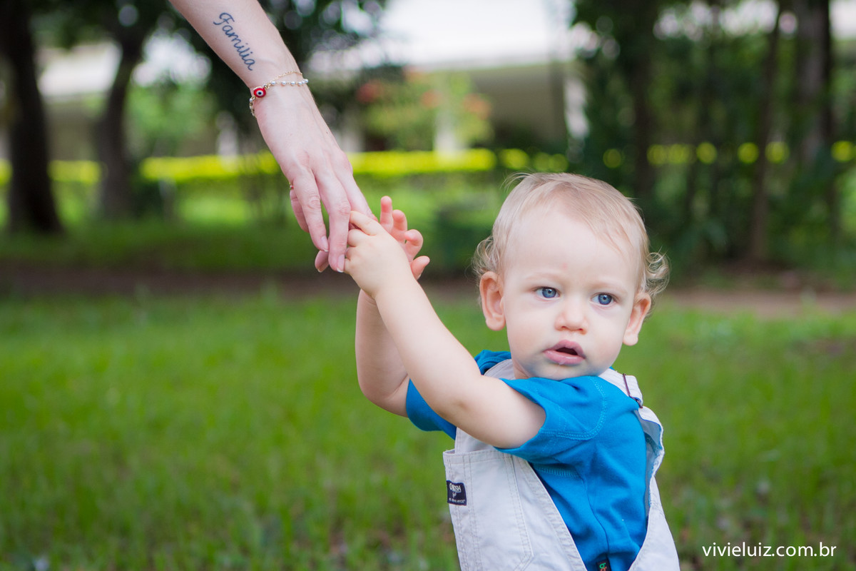 Filho segurando manda mãe com tatuagem
