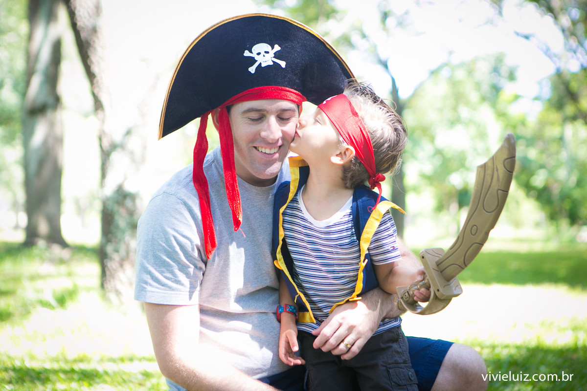 Pai filho vestido de pirata