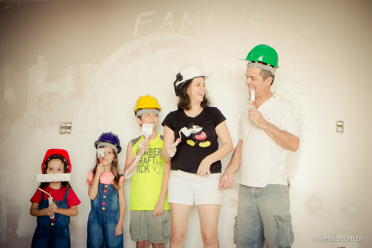 Família pintando a casa