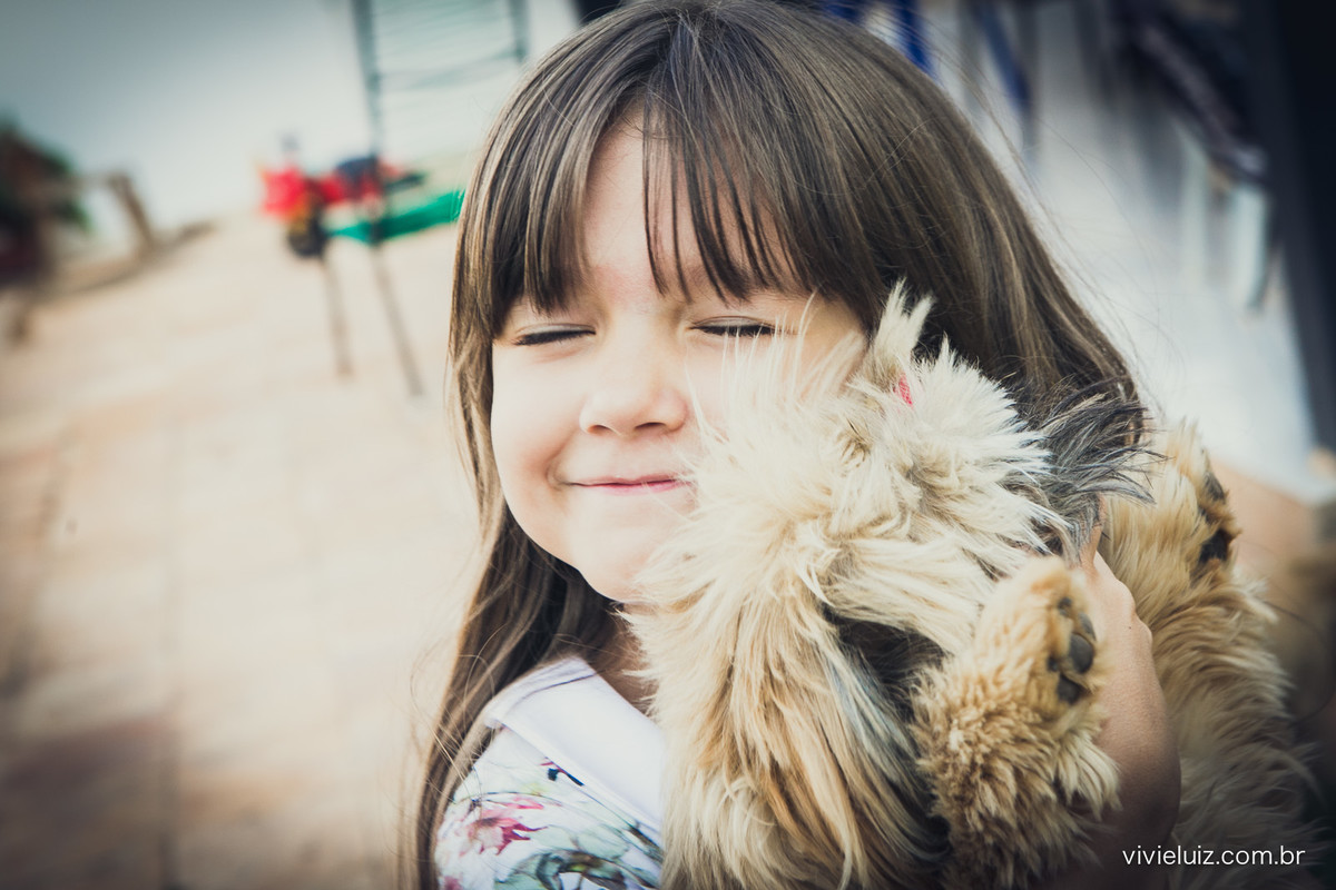 Menina abraçando cachorro