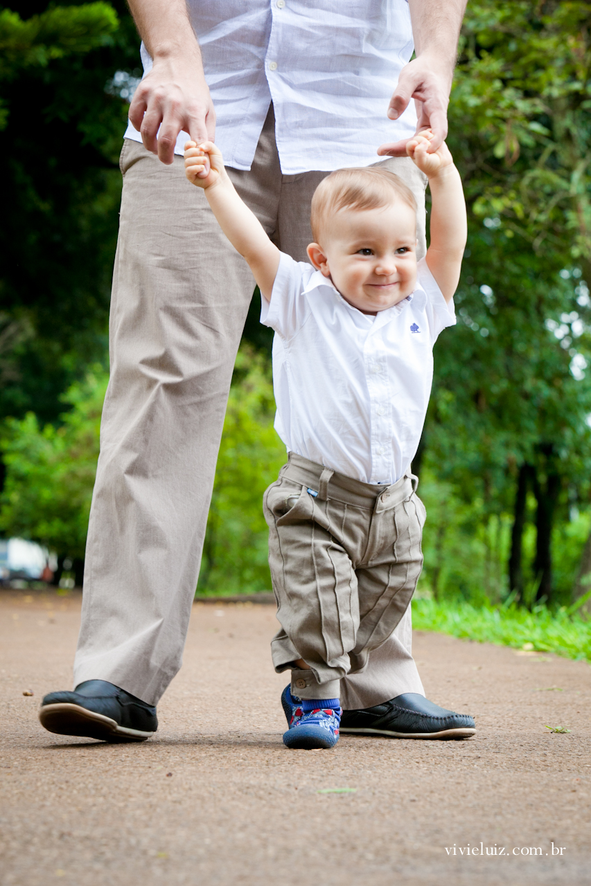 Pai levando filho para passear com as mãos
