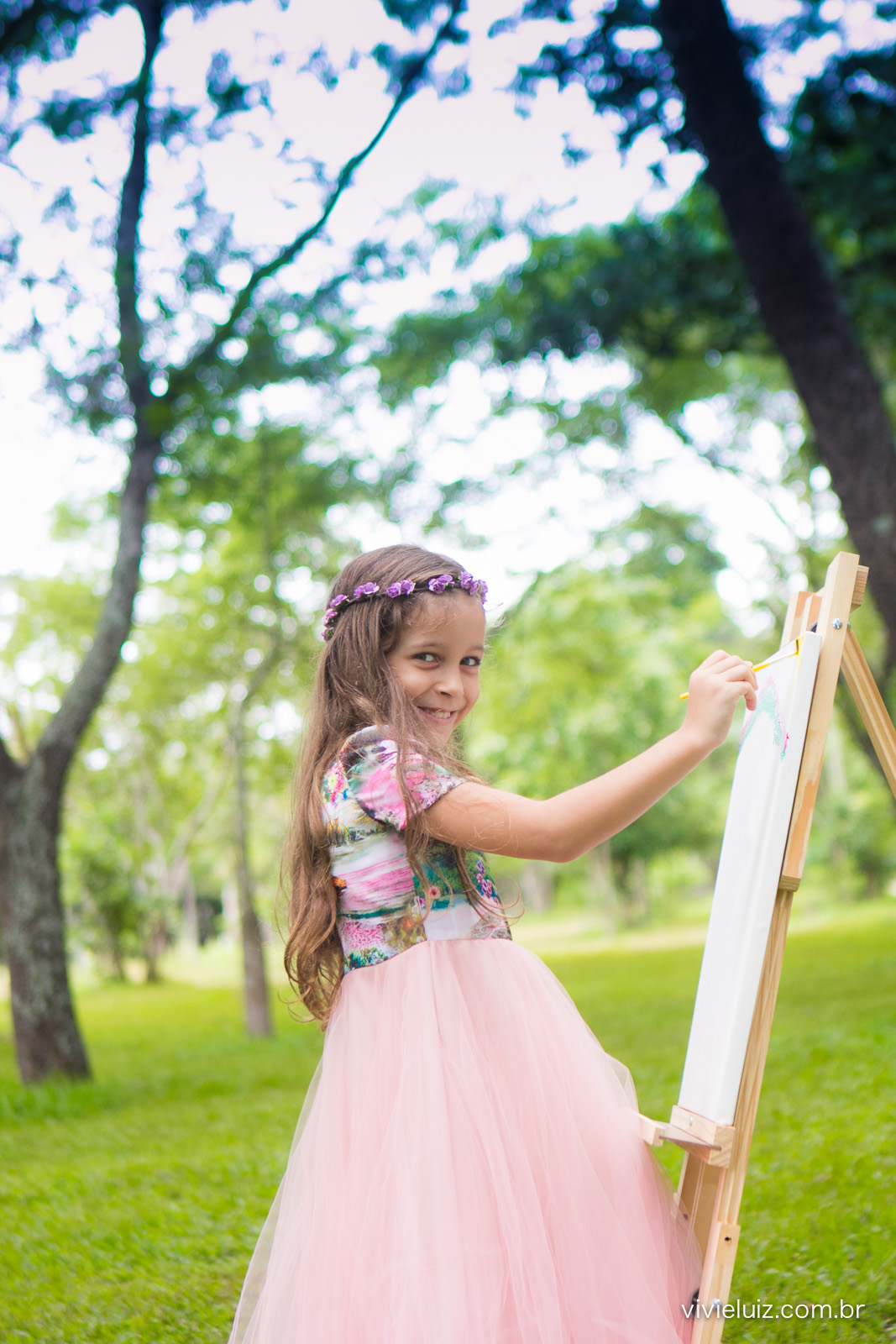 Menina desenhando no campo