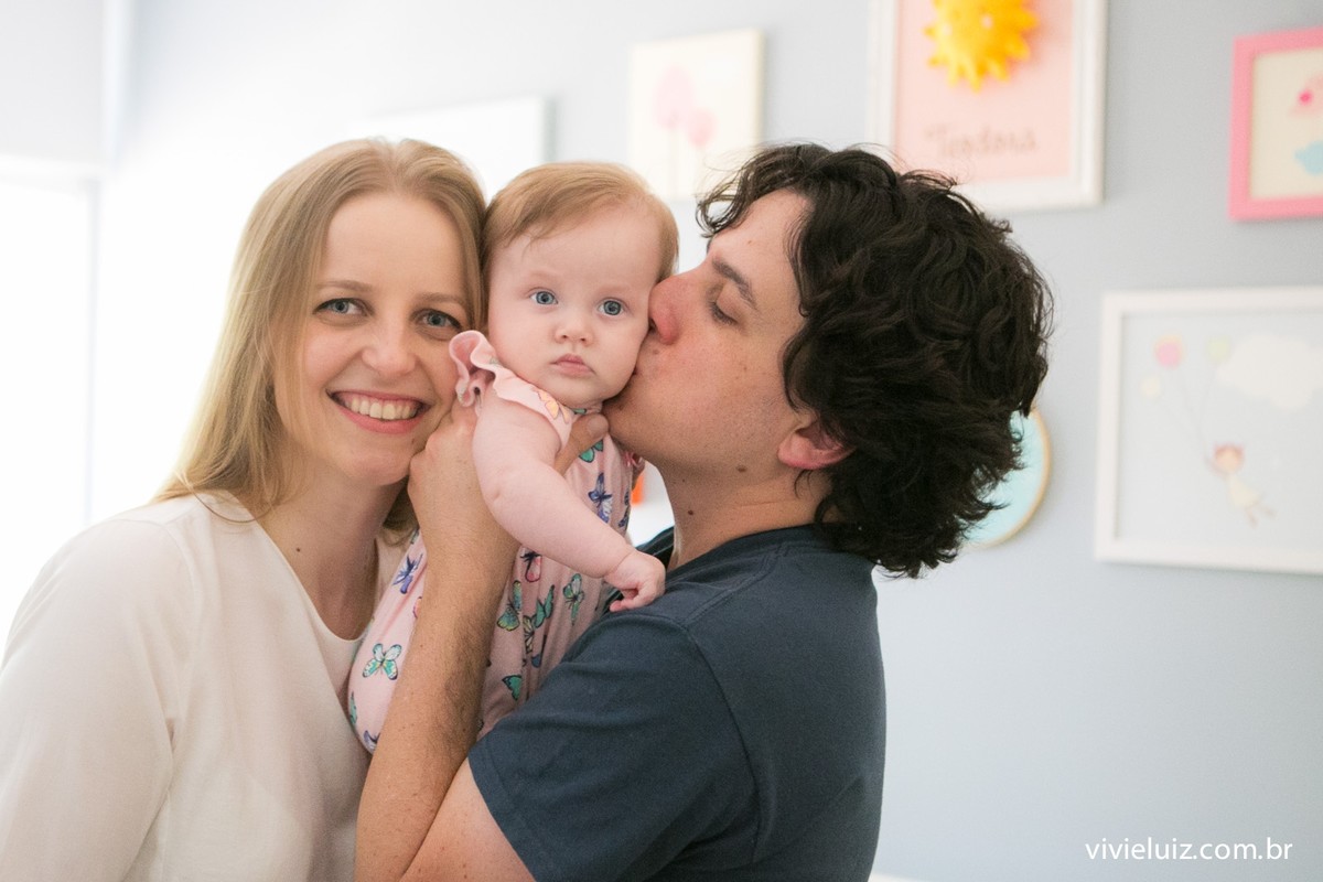 Papai beijando filha de mamãe