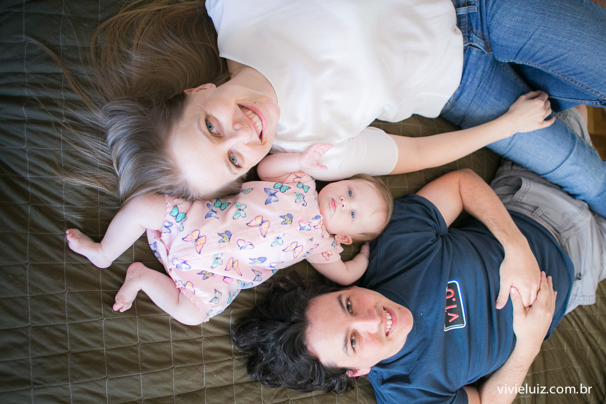 Papai e mamãe com filha na cama