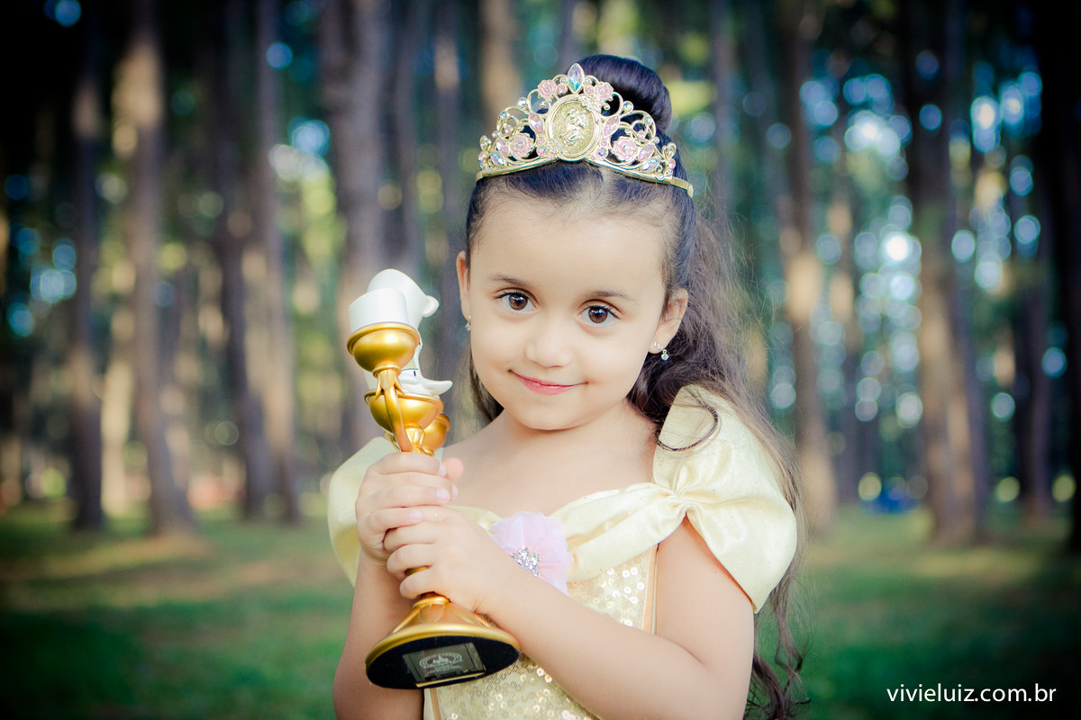menina vestida de bela e a fera