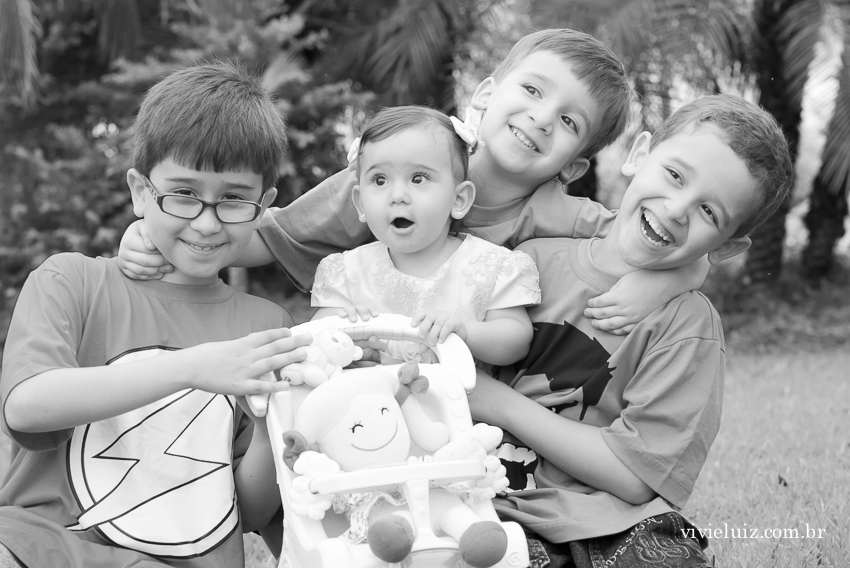 irmãos abraçados