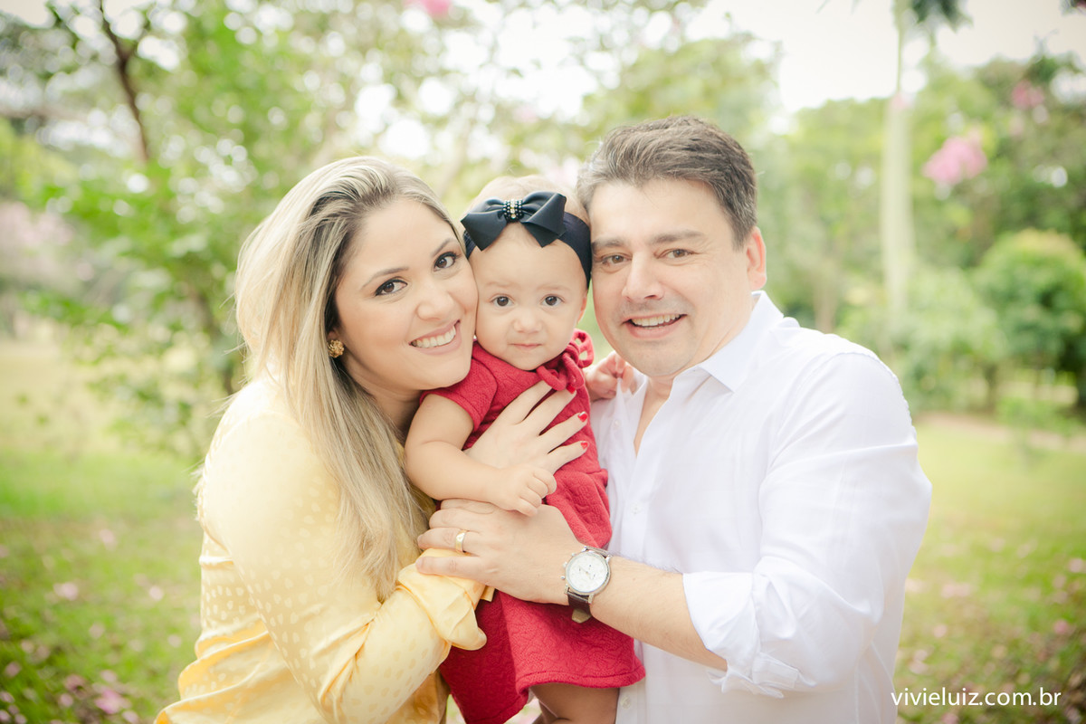 mamãe e papai abraçando filha