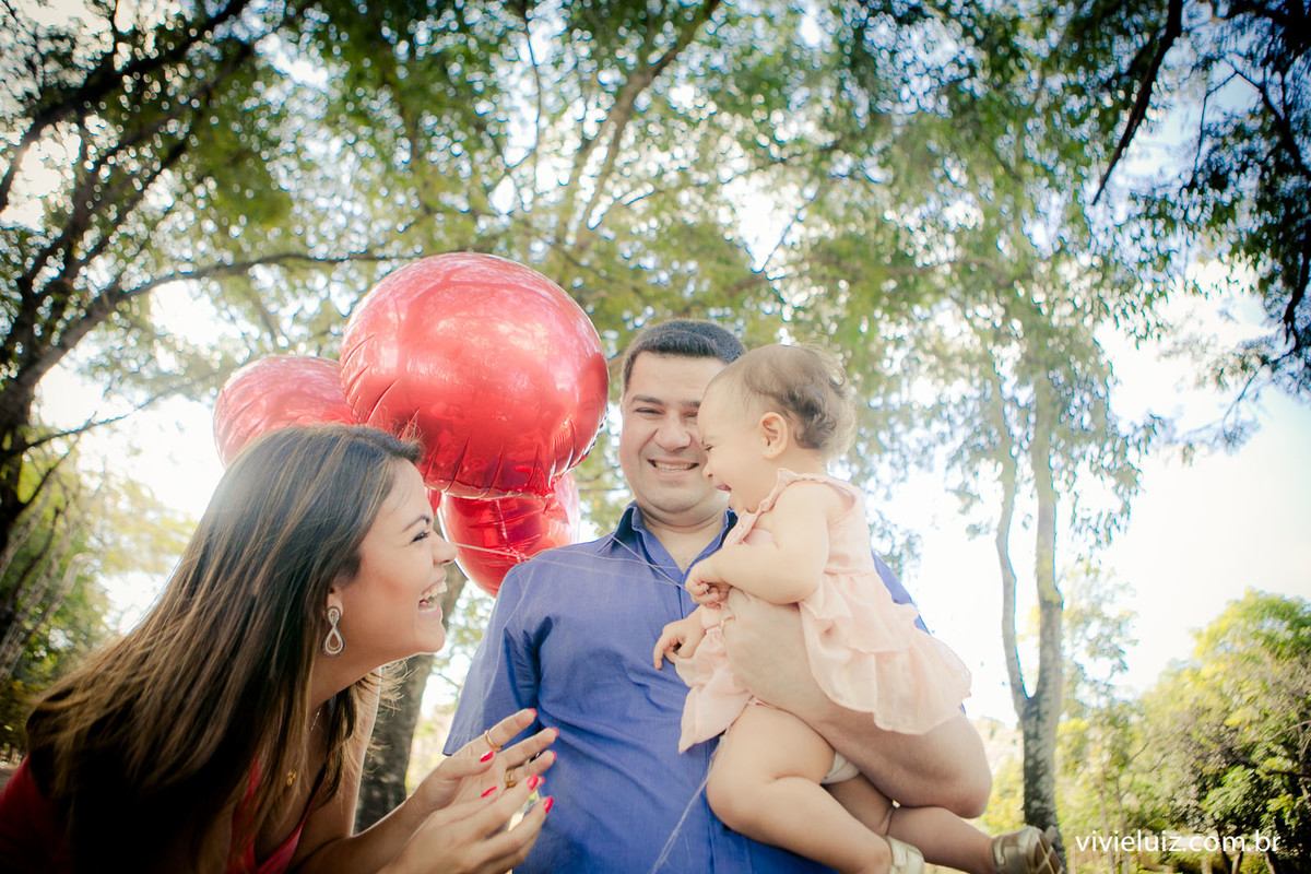 mae e pai brigando com filha com balão vermelho