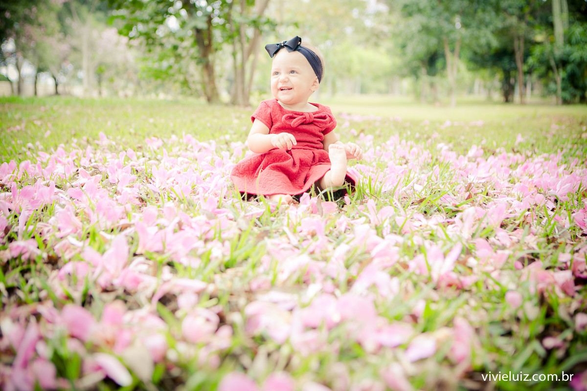 menina em campo com flores no chao
